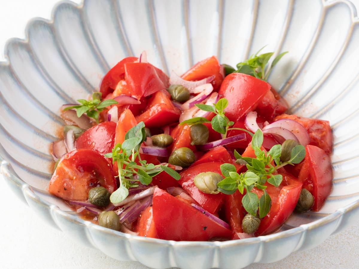 Салат с томатами и крымским луком