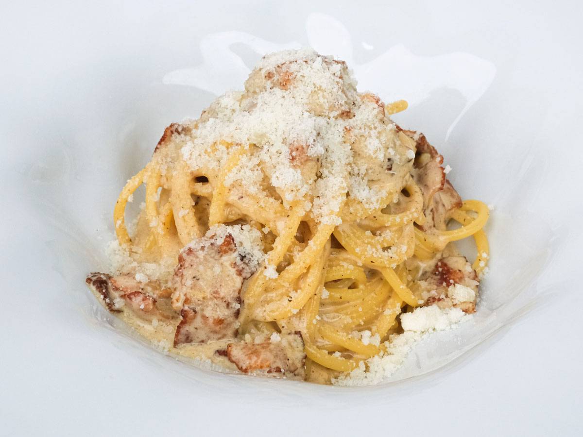 Карбонара спагетти с беконом, пармезаном, яйцом и сливками