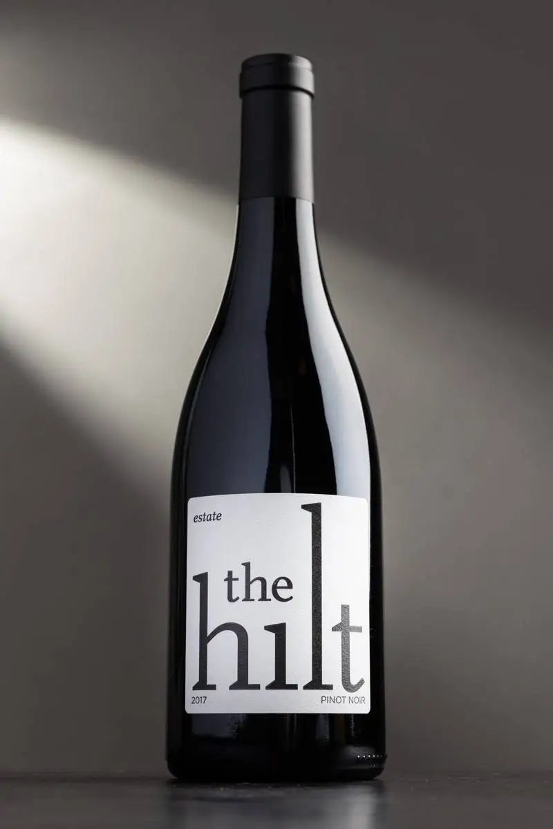 Вино The Hilt Estate Pinot Noir 2017 / Зэ Хилт Истейт Пино Нуар