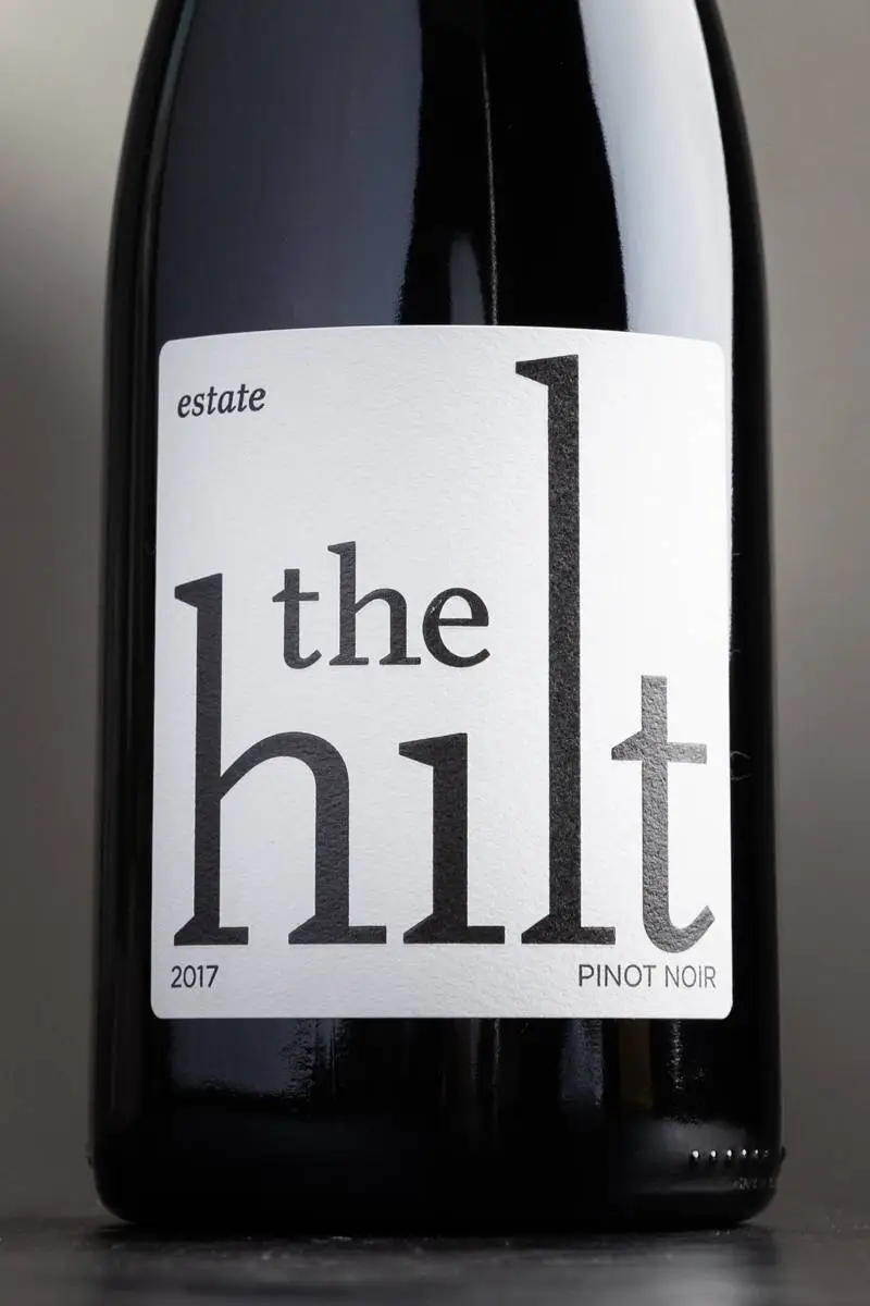 Вино The Hilt Estate Pinot Noir 2017 / Зэ Хилт Истейт Пино Нуар