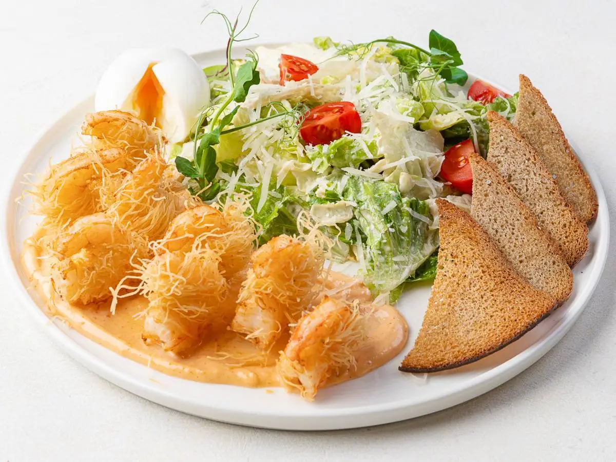 Цезарь с креветками катаифи Цезарь с креветками катаифи